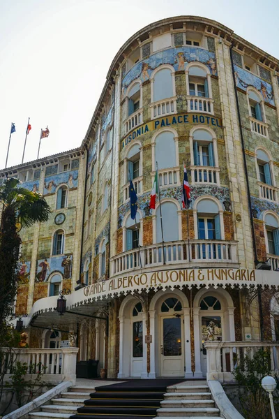 Hotel Palace Hungaria Ausonia con su exterior altamente decorativo en el corazón de la isla de Lido — Foto de Stock
