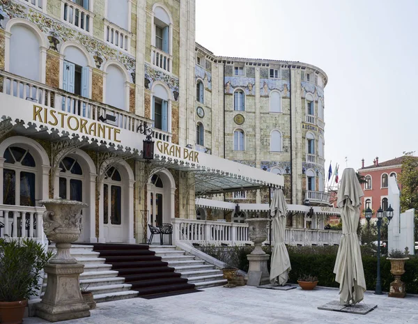 リド島の中心部にその装飾性の高い外観とホテル ハンガリア アウソニア — ストック写真