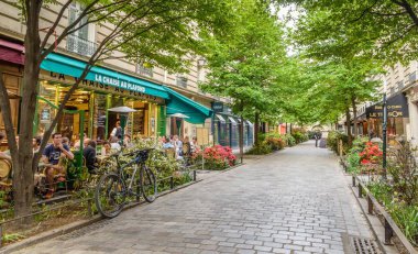 Sessiz bir sokak Paris'in bohem Marais bölgesinde restoranlarda ile