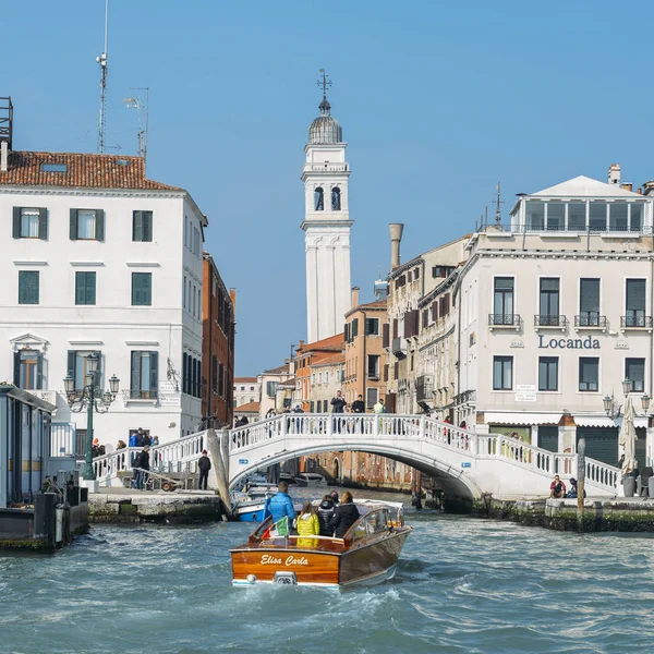 Recreatie boot op Venetië historische waterfront met de kerk toren van San Giorgio dei Greci op de achtergrond — Stockfoto