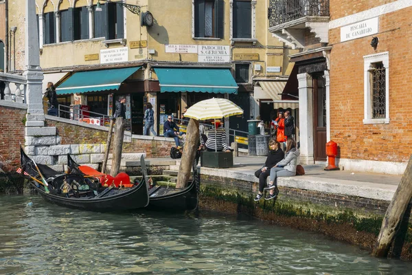 Touristen neben einer Gondel auf schmalem Kanal — Stockfoto