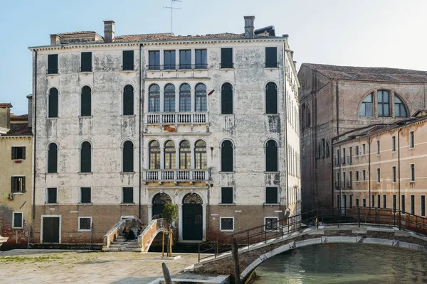 Venezianische Architektur neben einem Kanal im Stadtteil Ospedale. — Stockfoto