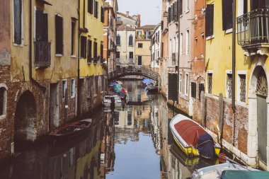 renkli köprüden canal, venice, İtalya.