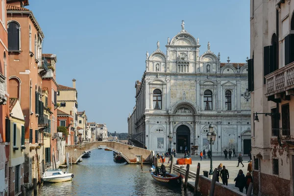 Canal Fondamenta Dondolo adjacent à la Basilique dei Santi Giovanni e Paolo dans le quartier d'Ospedale — Photo