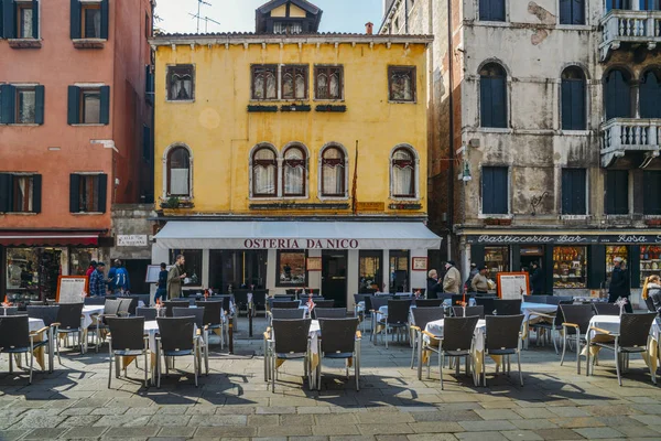 Empty restaurant tables on the sidewalk in Venice — Stock Photo, Image