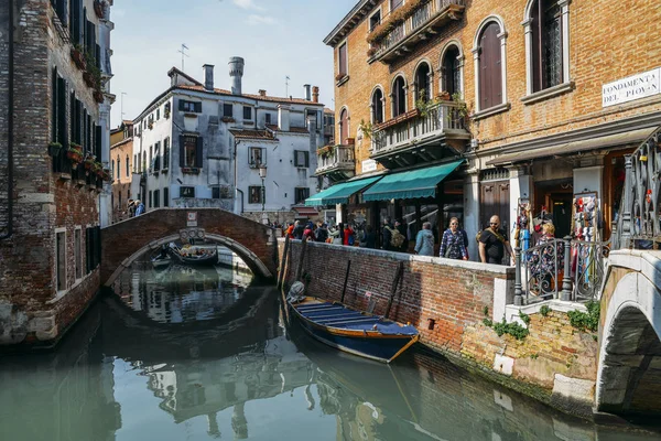 Tourists at Fondamenta del Piovan canal in Venice — Stock Photo, Image