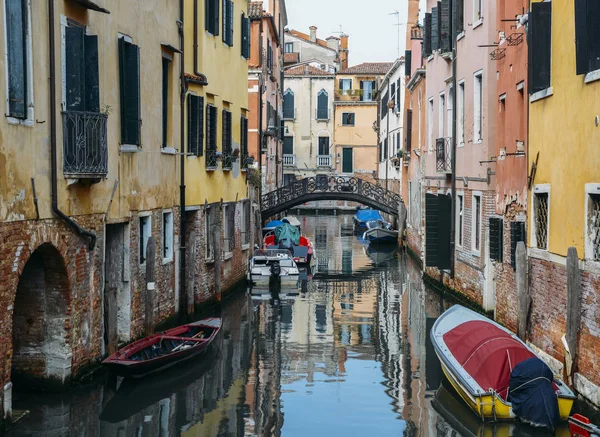 Barevné most přes kanál v Benátkách, Itálie. — Stock fotografie