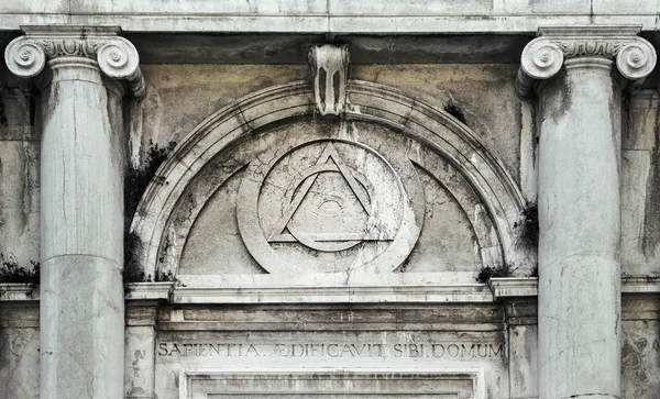 Oko prozřetelnosti, uvnitř trojúhelníku prokládaný s kroužkem nad dveřmi budovy v Benátkách - představuje oko Pánaboha nad lidstvo, nebo Boží prozřetelnost. — Stock fotografie
