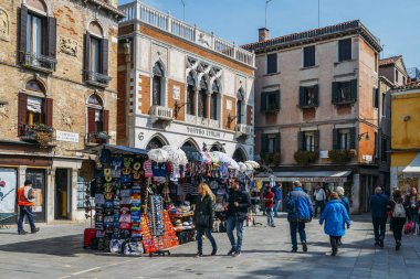 Yayalar turistik Pazar tezgahları yürümek