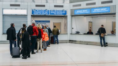 Venedik Marco Polo Havaalanı'nda su otobüs sıra