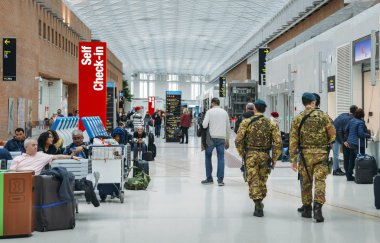 Venedik Marco Polo Uluslararası Havaalanı yolcu salonunda İtalyan ordusu askerlerinin devriye