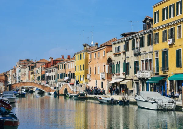 Красочные домики вдоль канала в Венеции — стоковое фото