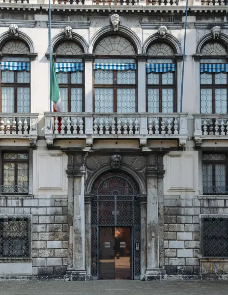 Entrada al edificio de oficinas del canal de televisión RAI en Venecia — Foto de Stock