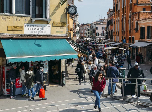 Pedestrians walk on busy street in the historic centre of Venice — Stock Photo, Image