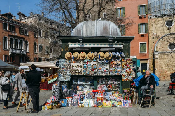 Yayalar turistik Pazar tezgahları yürümek