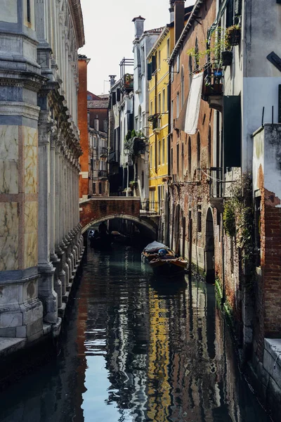 Barevné most přes kanál v Benátkách, Itálie. — Stock fotografie