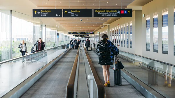 Lunga scala mobile orizzontale all'aeroporto internazionale Marco Polo — Foto Stock