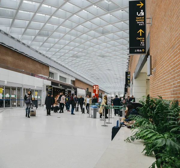 Passagerare på den moderna inredningen av Marco Polo International Airport i Venedig — Stockfoto