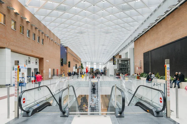 Passageiros no interior moderno do Aeroporto Internacional Marco Polo em Veneza — Fotografia de Stock