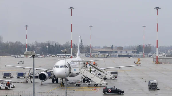 ヴェネツィアのマルコ ・ ポーロ国際空港で駐機場にフランスの飛行機します。 — ストック写真