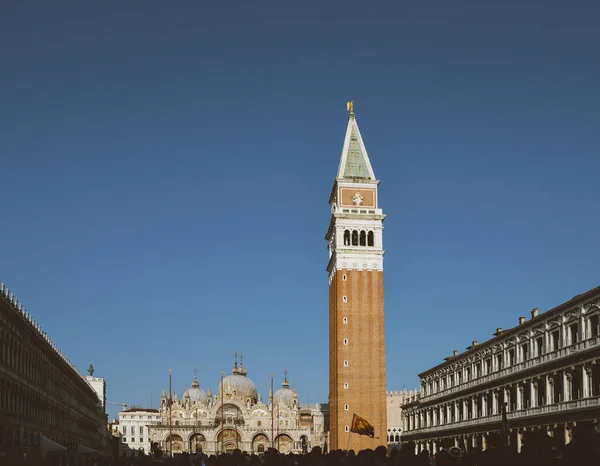 ซานมาร์โคสแควร์กับแคมปานีลและโบสถ์เซนต์มาร์ค สี่เหลี่ยมหลักของเมืองเก่า เวนิส, อิตาลี — ภาพถ่ายสต็อก