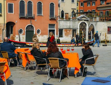 Turistler restoranın terasında sakin ol.