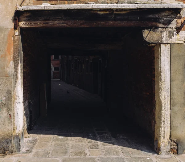 Dark and mysterious alleyway in Venice's Jewish Ghetto. — Stock Photo, Image