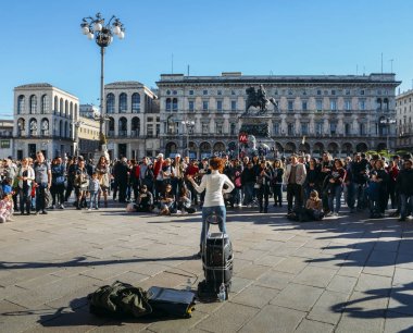 Milan'ın Piazza del Duomo bir tek keman sokak performans