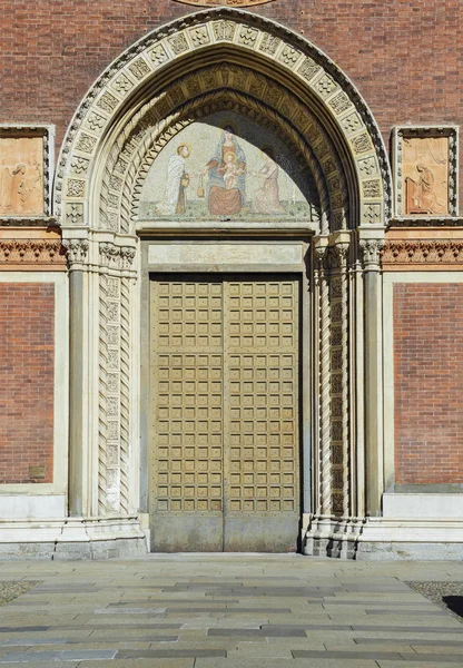 意大利米兰布雷拉附近的圣玛利亚-胭脂红教堂门前. — 图库照片