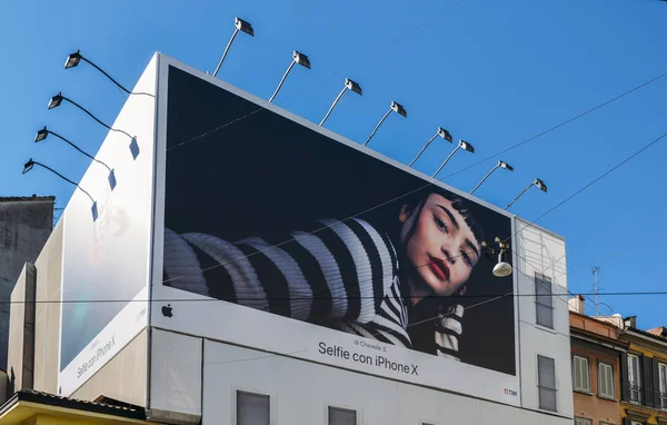 Egy óriás Iphone X billboard kijelző — Stock Fotó