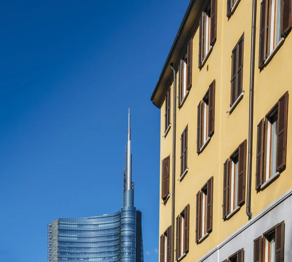 Juxtaposition ของรูปแบบเก่าและใหม่ของสถาปัตยกรรมในมิลาน ลอมบาร์ดี้, อิตาลี . — ภาพถ่ายสต็อก