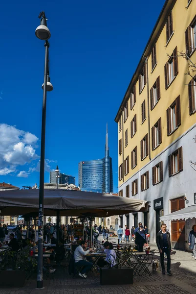Fotgängare på Corso Garibaldi i centrala Milano — Stockfoto