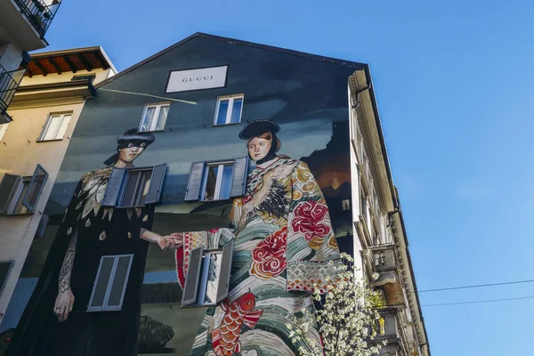 Gucci ha montato oggi un murale su Corso Garibaldi s Largo la Foppa, a Milano, Italia, nell'ambito della campagna Primavera Estate 2018 del marchio, influenzata dal popolare dipinto di Jan van Eyck del 1434 . — Foto Stock