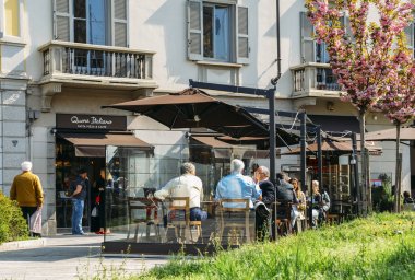 Yerliler rahatla ve kahve bir restoran patio adlı bir güneşli sabah içmek.