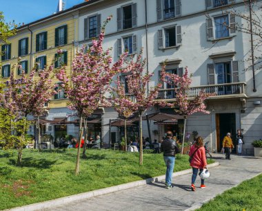 Yerliler rahatla ve kahve bir restoran patio adlı bir güneşli sabah içmek.