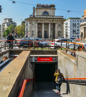 Milan metro istasyonu girişi