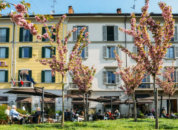 Locals relax and drink coffee at a restaurant patio on a sunny morning — Stock Photo, Image