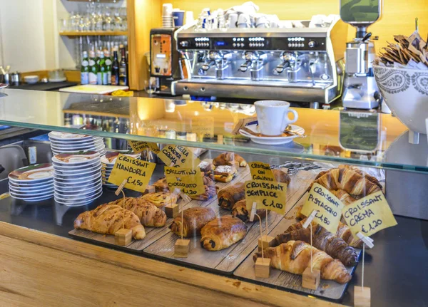 Un mostrador de desayuno italiano con diferentes sabores de croissant. Cafetera en el fondo . —  Fotos de Stock