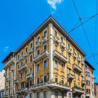 Renkli ve parlak art-nouveau özgürlük tarzı binalar Milano, Lombardiya, İtalya.