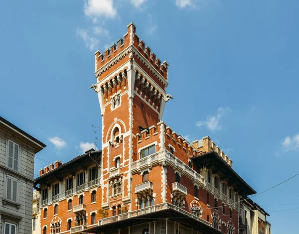 Castello Cova หรือที่รู้จักกันในชื่อ Palazzo Viviani Cova เป็นอาคารประวัติศาสตร์ในมิลานทางตอนเหนือของอิตาลีใกล้กับ Basilica of Sant'Ambrochio มันถูกสร ้ างขึ ้ นระหว ่ างปี 1910 ถึง 1915 . — ภาพถ่ายสต็อก
