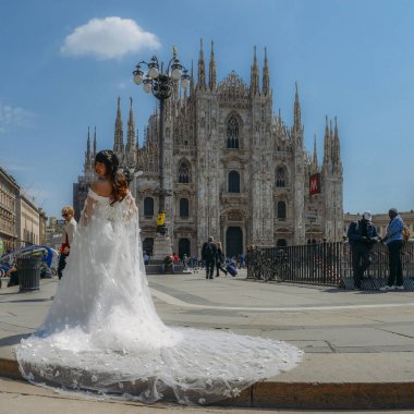 Yeni evli sole resmi, Milan'ın Piazza Del Duomo Milan, Lombardy, İtalya için Asya kadın gelin düğün elbise ile poz veriyor
