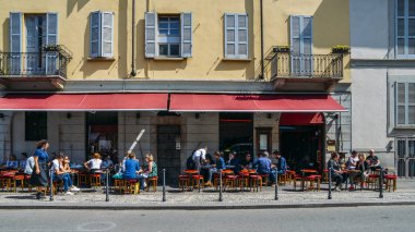 Sıcak bir günde bir veranda bir şarap barı dışında insanlar dinlenin