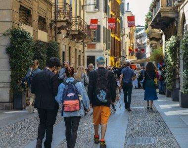 Turistler tarihi ve bohem Brera içinde gezinme