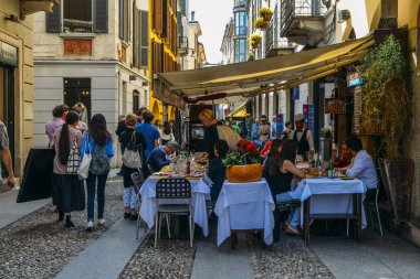 Turistler tarihi ve bohem Brera içinde gezinme