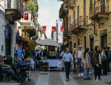 Turistler tarihi ve bohem Brera içinde gezinme