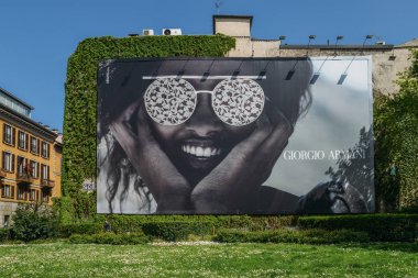 Dev Giorgio Armani advertimsement duvar cephesinde, açıklayıcı yazı işleri