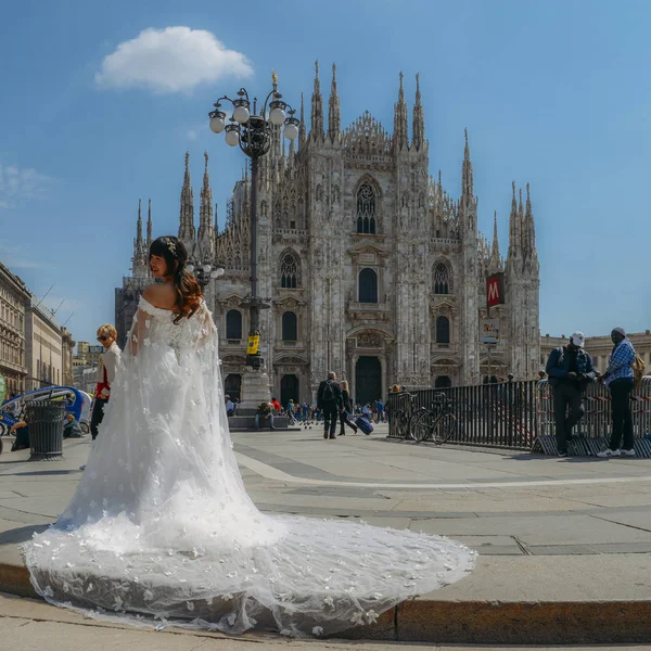 Čerstvě ženatý sole asijské ženské nevěsta s svatební šaty představuje pro obrázek na milánském náměstí Piazza Del Duomo v Miláně, Lombardie, Itálie — Stock fotografie