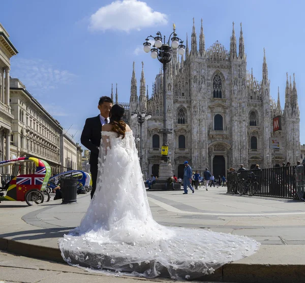 Novomanžele asijské představují pro obrázky na milánském náměstí Piazza Del Duomo v Miláně, Lombardie, Itálie — Stock fotografie