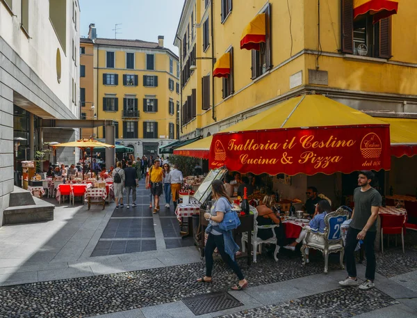 Tourists strolling in historic and bohemian Brera — Stock Photo, Image