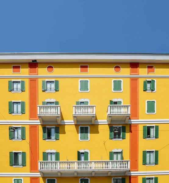 Daylight view to vibrant Mediterranean colorful yellow building facade in Milan, Lombardy, Italy. — Stock Photo, Image